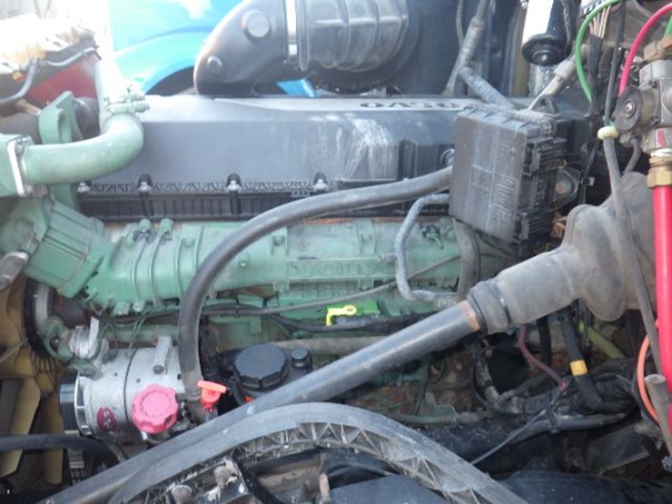 2016-volvo-vnl780-image-25