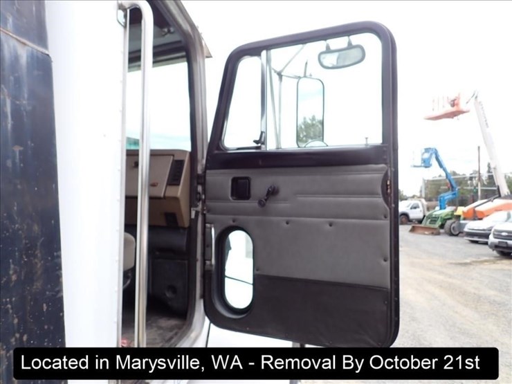 2003-peterbilt-330-image-14