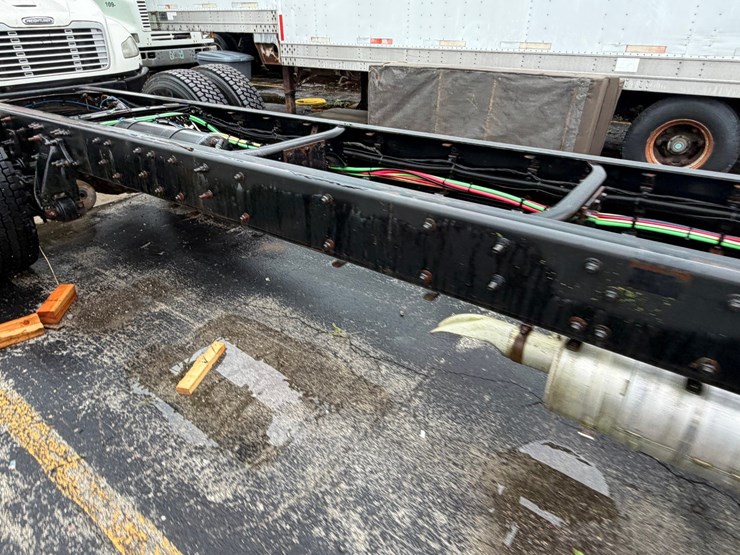 #1667-•-2016-freightliner-m2-cab-and-chassis-image-25