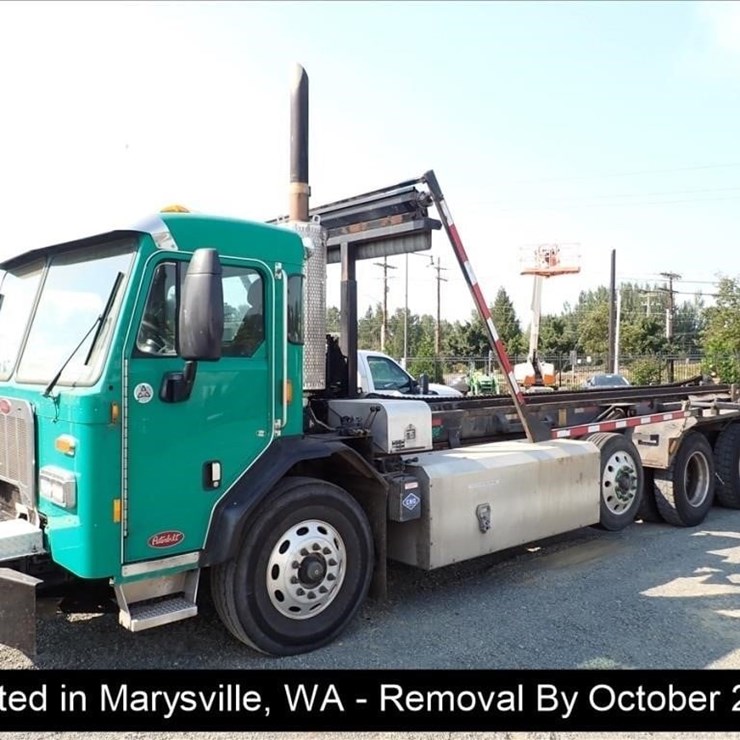2016 PETERBILT 320