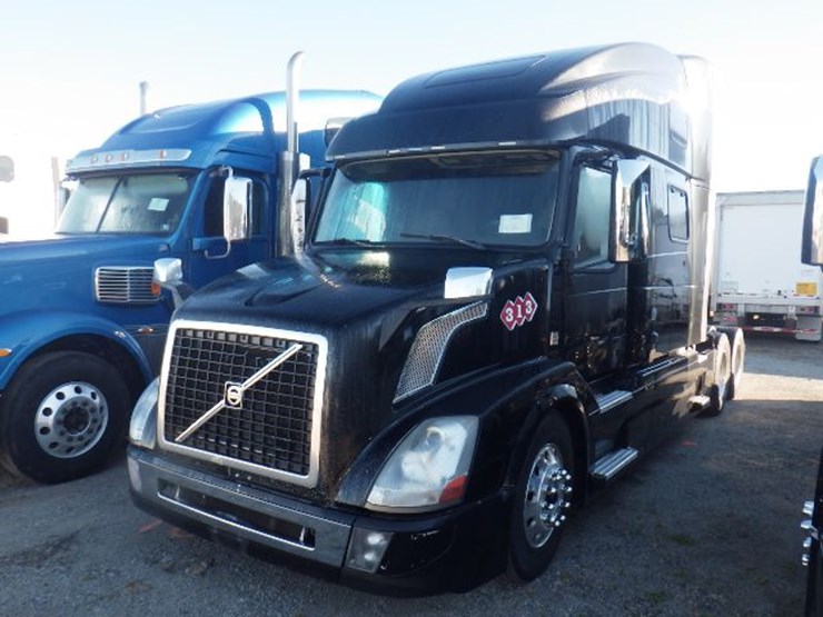 2016-volvo-vnl780-image-1