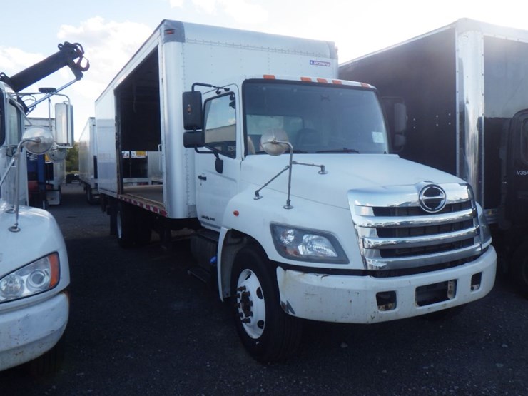 2018-hino-268-image-3