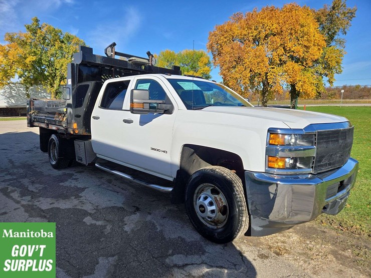 2015-chevrolet-3500-image-2
