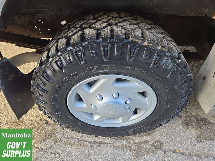 2013-ford-cargo-image-11