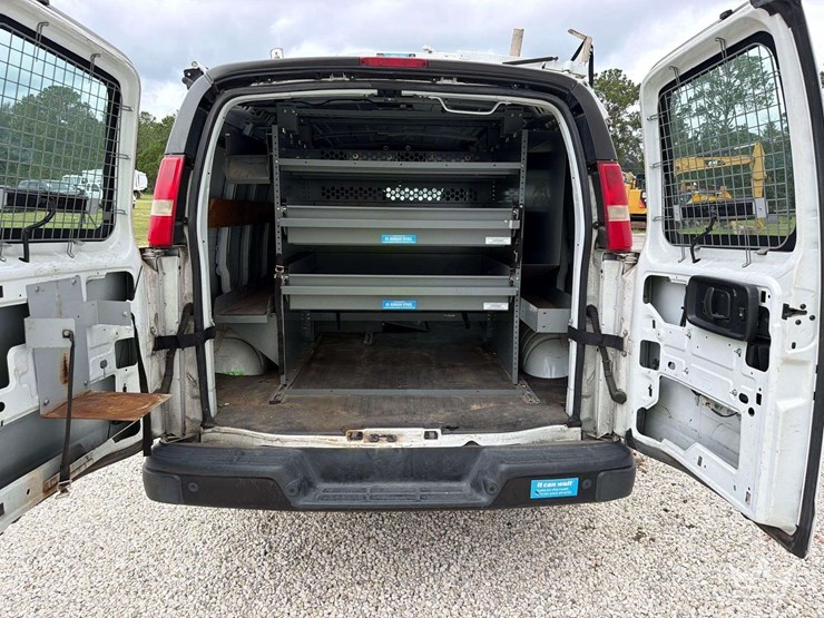 2018-chevrolet-express-2500-image-32