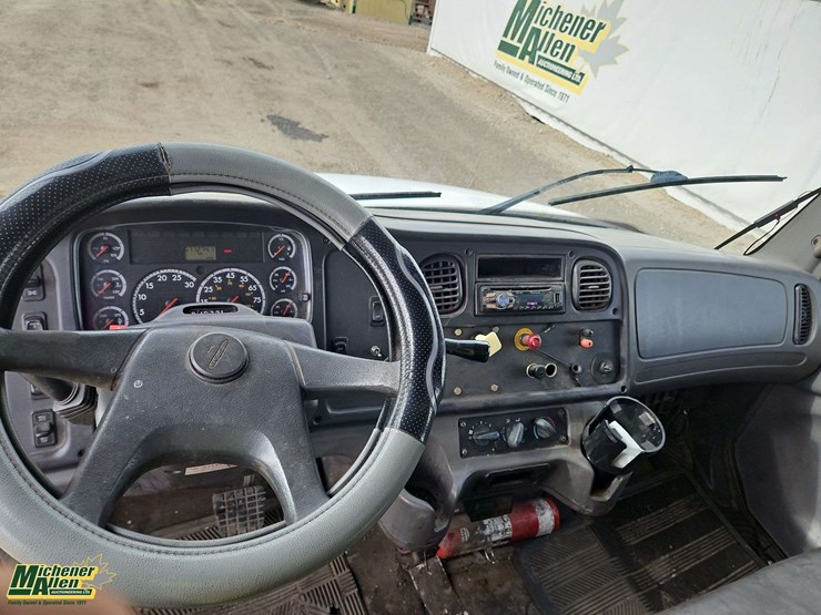 2005-freightliner-m2-106-image-29