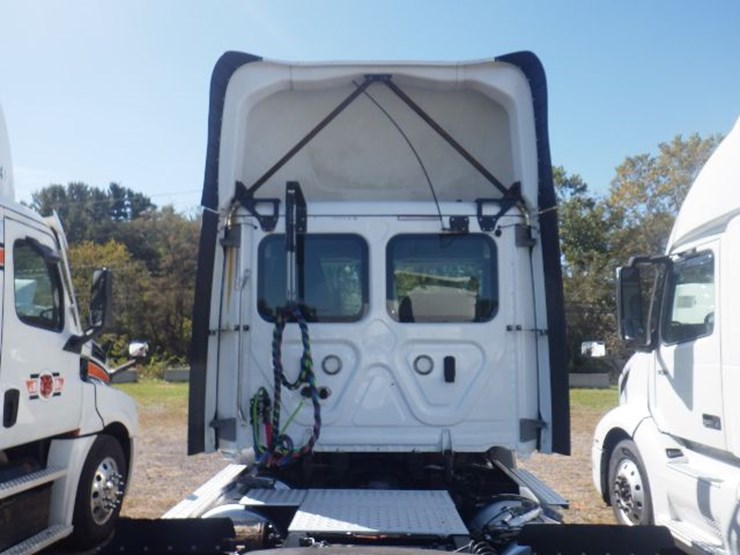 2021-freightliner-cascadia-116-image-11