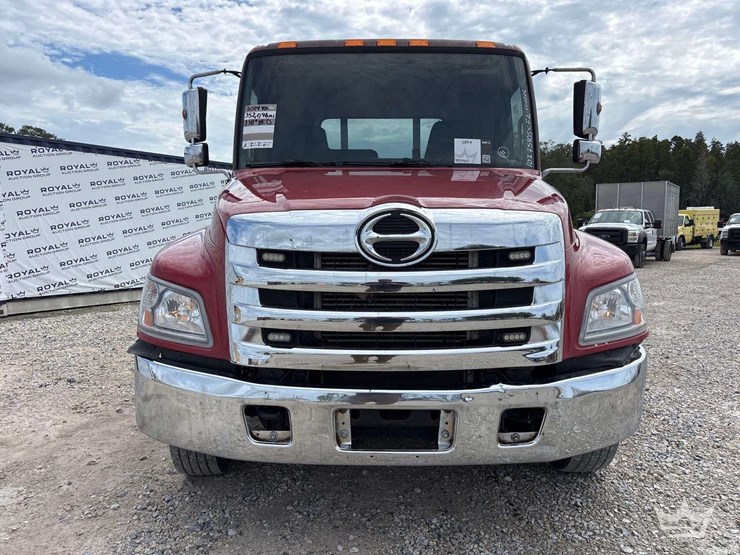 2014-hino-268-image-33