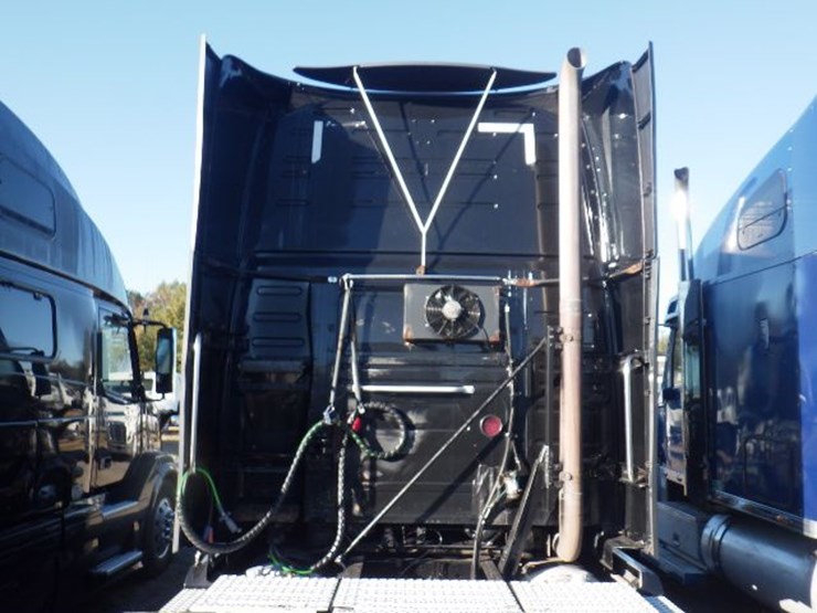 2016-volvo-vnl780-image-13