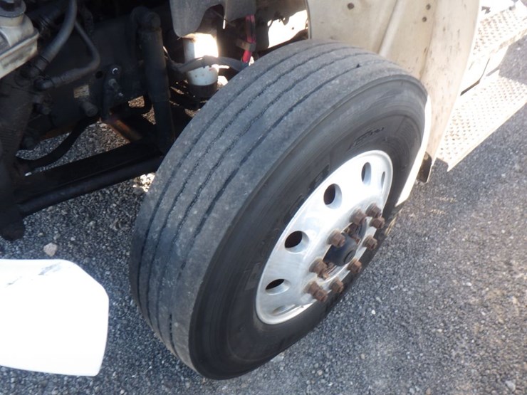 2018-freightliner-m2-106-image-14