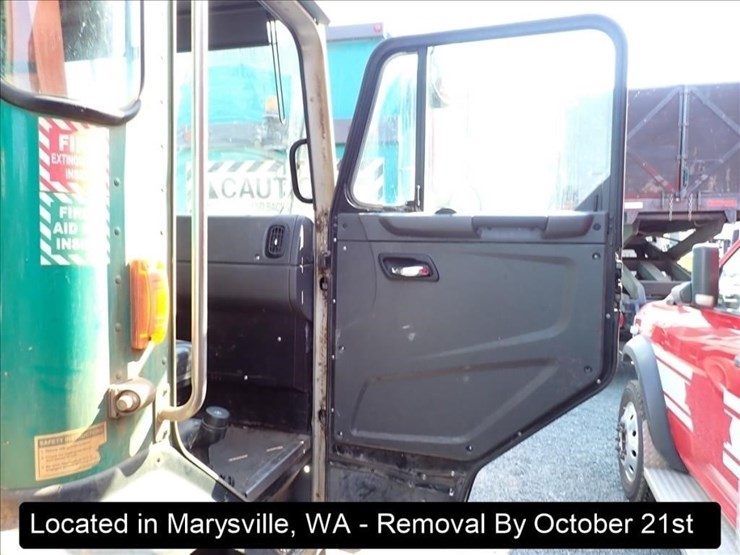 2015-peterbilt-320-image-3