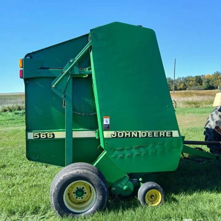 2000 JOHN DEERE 566
