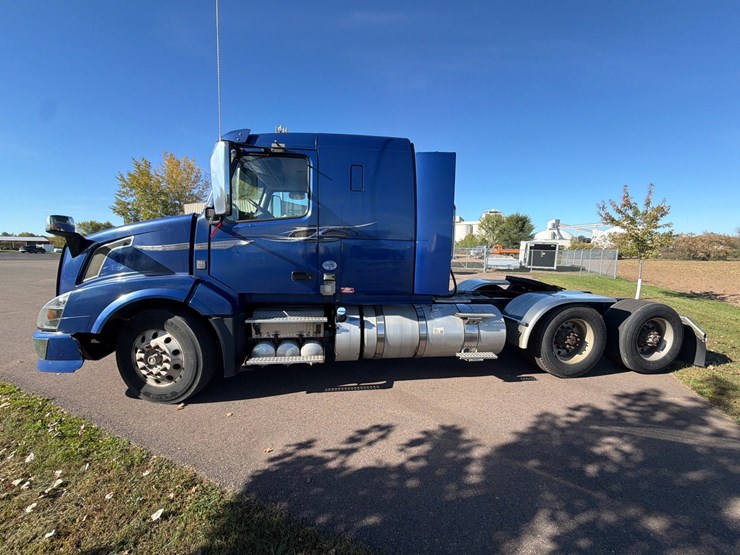 #1849-•-2015-volvo-vnl62-sleeper-cab-truck-tractor-image-8