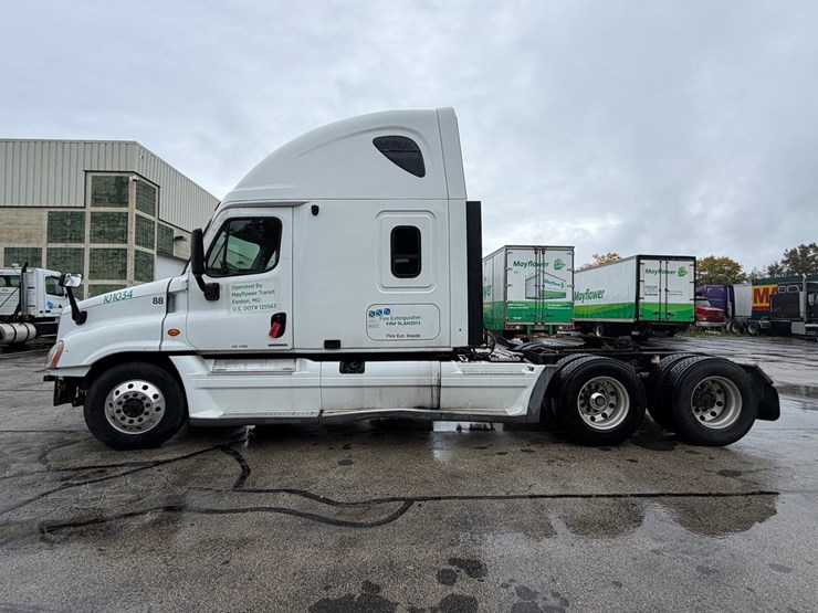 #1669-•-2009-freightliner-cascadia-sleeper-cab-truck-tractor-image-2