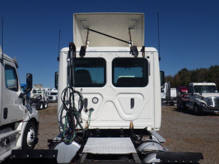 2019-freightliner-cascadia-126-image-12
