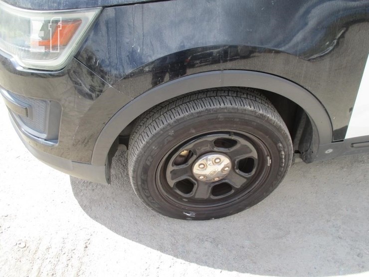 2016-ford-explorer-image-15