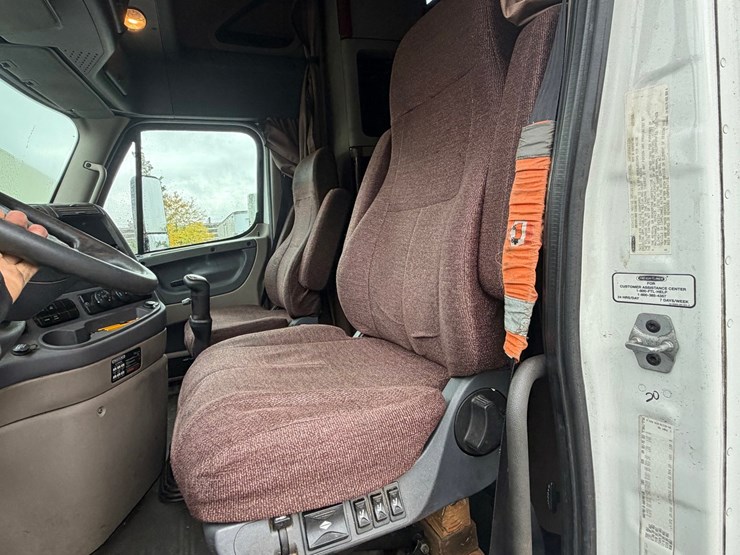 #1669-•-2009-freightliner-cascadia-sleeper-cab-truck-tractor-image-37