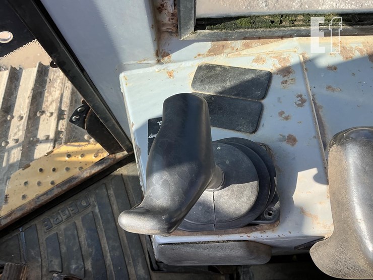2005-deere-700h-lgp-image-15