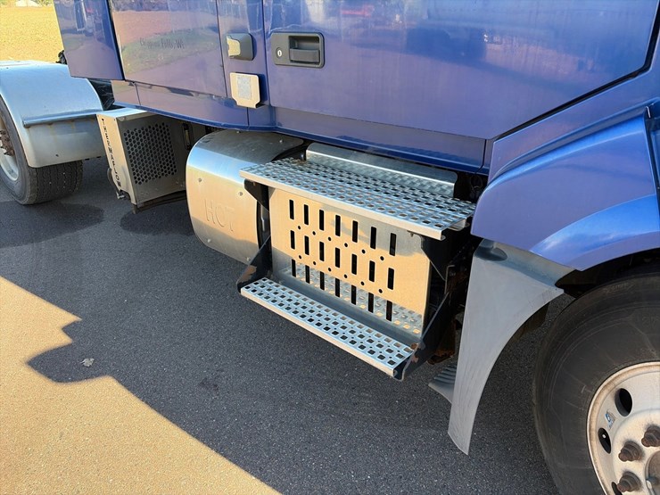 #1849-•-2015-volvo-vnl62-sleeper-cab-truck-tractor-image-13