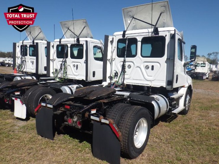2022-freightliner-cascadia-126-image-9