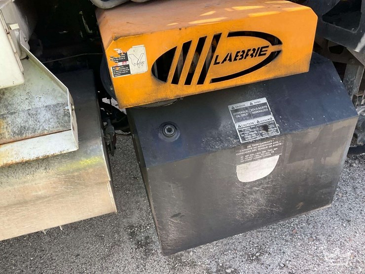 2019-peterbilt-520-image-16