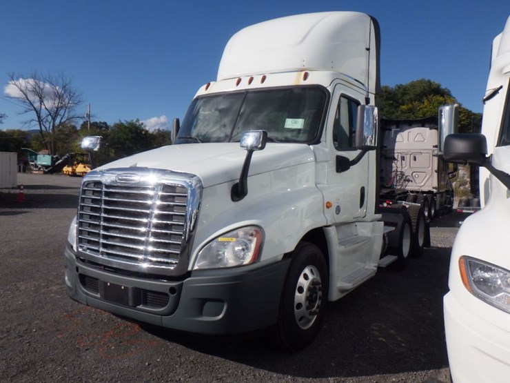 2017-freightliner-cascadia-125-image-1