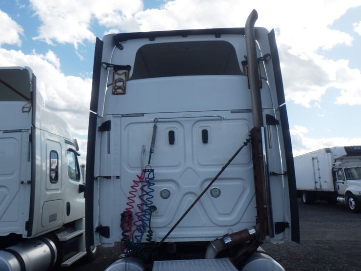 2018-freightliner-cascadia-125-image-11