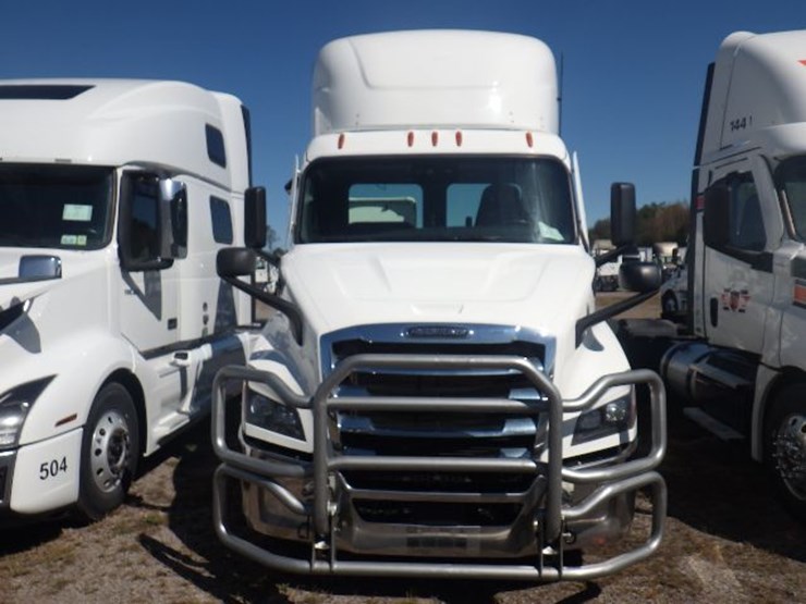 2021-freightliner-cascadia-116-image-2
