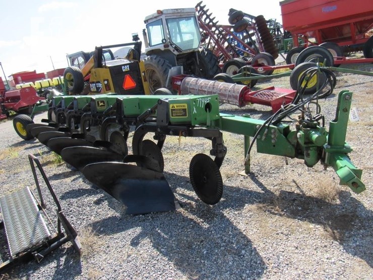 john-deere-2810-image-1
