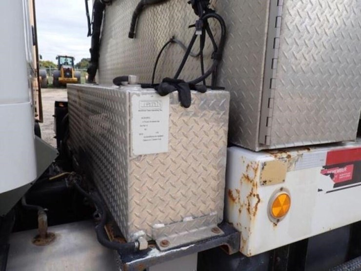 2015-freightliner-114sd-image-40
