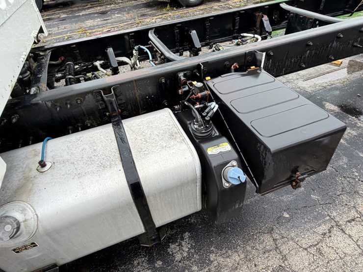 #1667-•-2016-freightliner-m2-cab-and-chassis-image-15