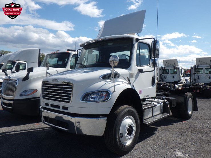 2021-freightliner-m2-106-image-1