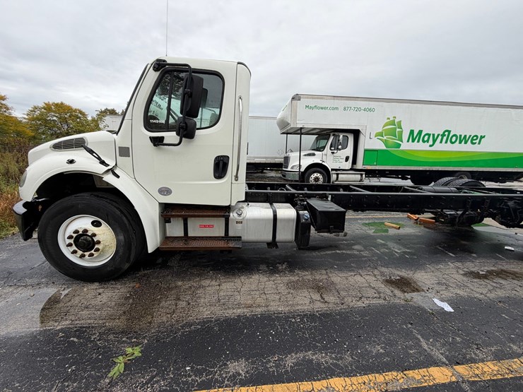 #1667-•-2016-freightliner-m2-cab-and-chassis-image-2