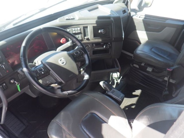 2021-volvo-vnl860-image-16