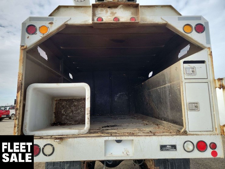 2016-freightliner-m2-106-image-30