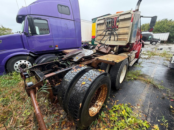 #1663-•-1999-sterling-day-cab-truck-tractor-image-5