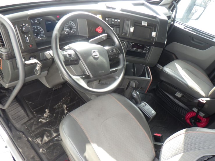 2022-volvo-vnl860-image-15
