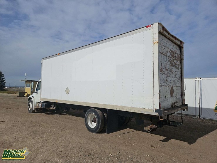 2005-freightliner-m2-106-image-3
