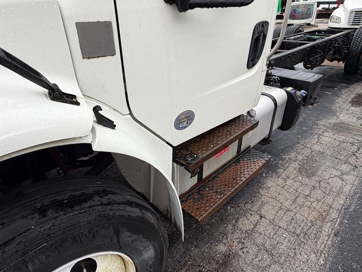 #1667-•-2016-freightliner-m2-cab-and-chassis-image-11