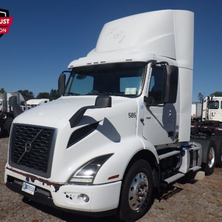 2019 VOLVO VNR300