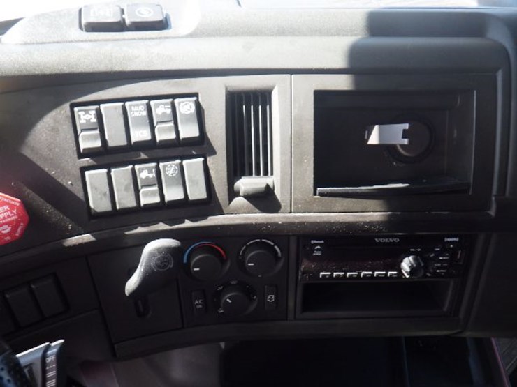2021-volvo-vnl860-image-18