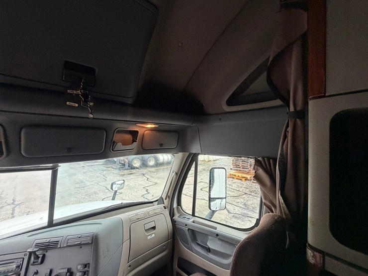 #1669-•-2009-freightliner-cascadia-sleeper-cab-truck-tractor-image-55