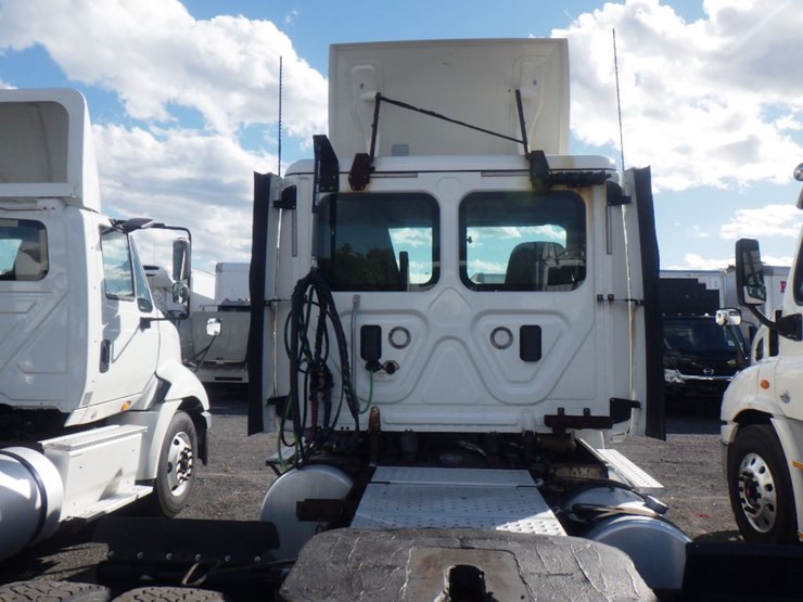 2017-freightliner-cascadia-113-image-8