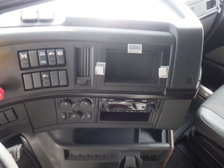 2022-volvo-vnl860-image-16