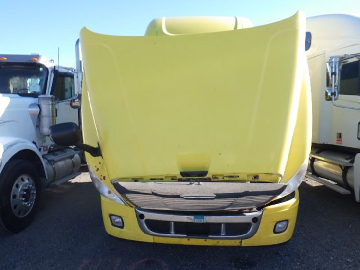 2010-freightliner-cascadia-125-image-30