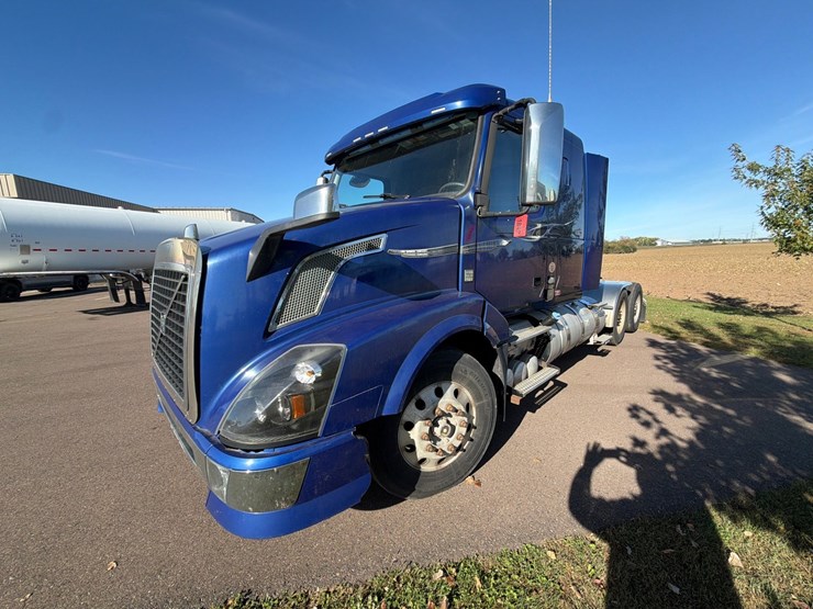 #1849-•-2015-volvo-vnl62-sleeper-cab-truck-tractor-image-1