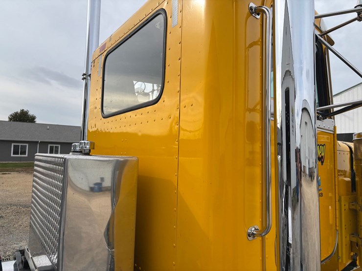 1982-peterbilt-359-image-33