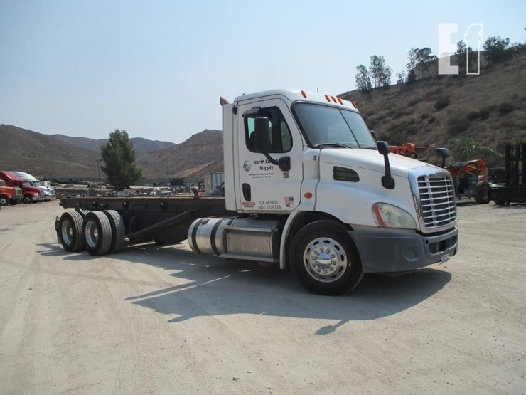 2012-freightliner-cascadia-113-image-2