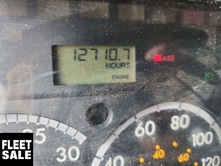 2016-freightliner-m2-106-image-13