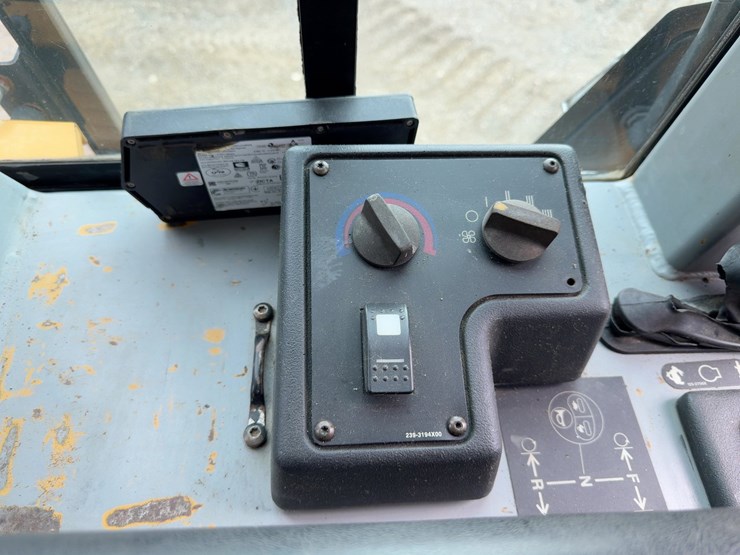 2007-caterpillar-d5g-lgp-image-36